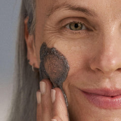 Dermalogica Daily Superfoliant: enzimas activas y ácidos alfa hidróxidos para textura suave.