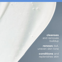 Application sur le visage avec Dermalogica Nettoyant Quotidien pour revitaliser la peau