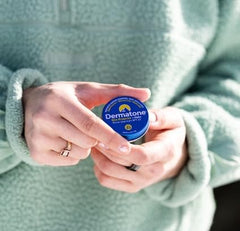 Dermatone balsamo lanolina-tea-tree hidrata y apoya la piel.