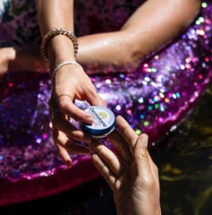 DERMATONE protección de zinc, envase compacto ideal para viajes al aire libre.