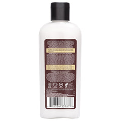 Aplicación en mechones para definición sin frizz con Desert Essence Coconut Soft Curls.
