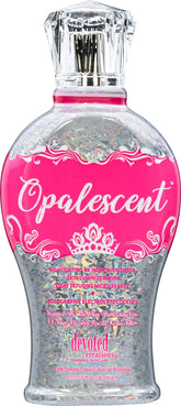 Devoted Creations Opalescent Lotion de bronzage – bouteille opalescente, diffusion légère pour un bronzage uniforme.