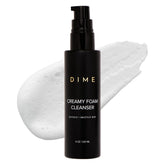 DIME Beauty limpia poros con espuma cremosa en rostro, sensación fresca.