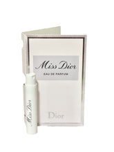 Miss Dior Eau de Parfum muestra en botella, aroma elegante para ocasiones especiales y diario