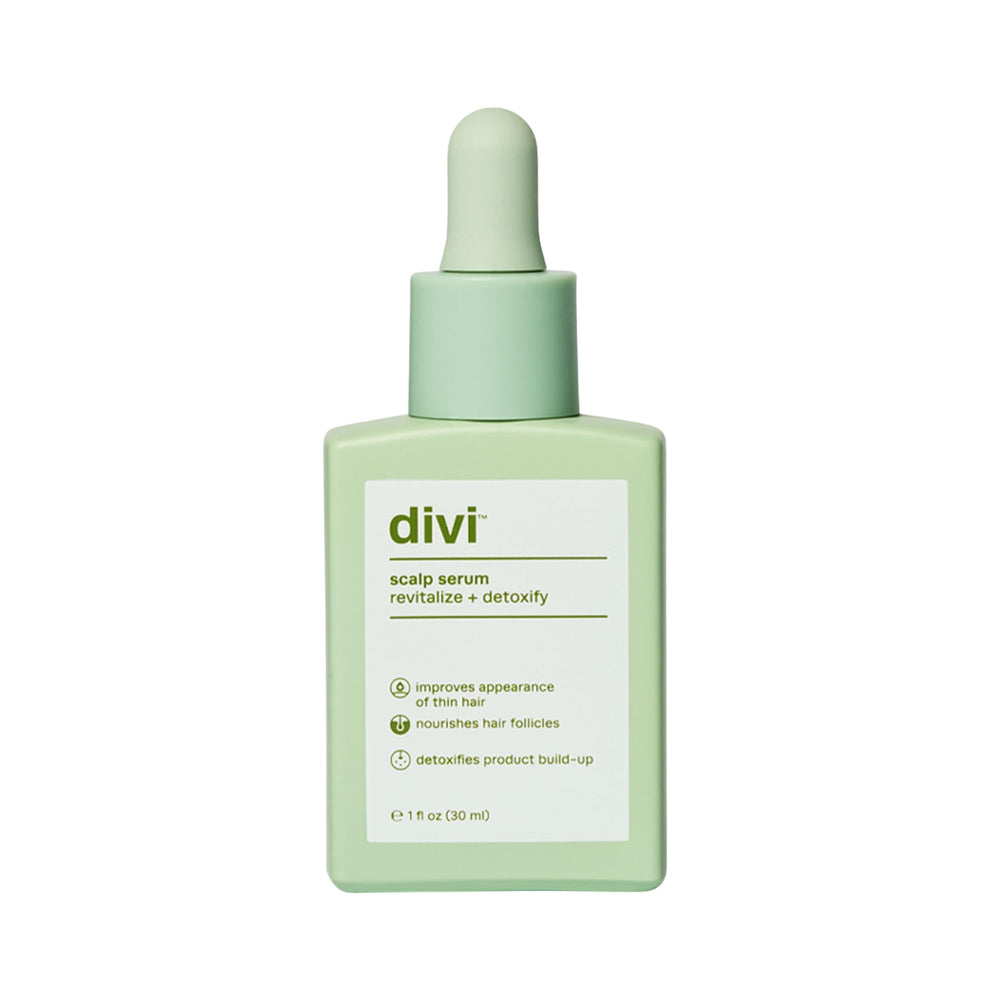 Divi Serum: vertido de la botella sobre el cuero cabelludo para una aplicación fácil.