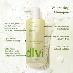 Divi Volumen Shampoo masajeando cuero cabelludo para sensación fresca y limpieza profunda.