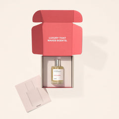 Notas de jazmín y rosa búlgara en Dossier, aroma floral para ocasiones elegantes.
