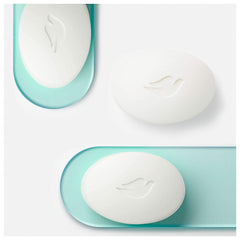 Dove barra cremosa con textura suave para piel sensible en la ducha.