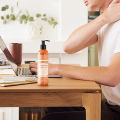 Aplicación suave de una porción de Dr. Bronner's en manos