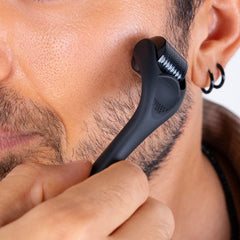 Rodillo de microagujas Dremenester para barba, diseño ergonómico para áreas faciales.