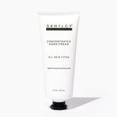 DRMTLGY crema de manos, textura suave para hidratación profunda.