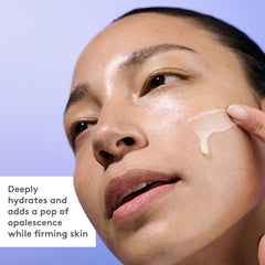 La aplicación suave de Amino Rain en la piel facilita una base de maquillaje.