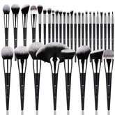 Ensemble DUcare de 32 pinceaux pour visage et yeux, application homogène.