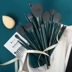 DUcare limpiador de brochas para mantener herramientas limpias y piel saludable.