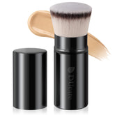 Pincel kabuki retráctil de DUcare aplicado a base líquida para un acabado suave.