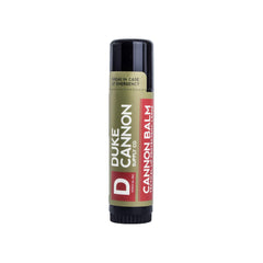 Duke Cannon Balm Tactical con SPF 15 protege labios en condiciones exteriores duras.