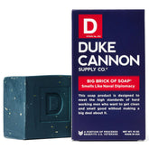 Duke Cannon Naval Diplomacy, barra diez onzas, espuma duradera para una limpieza prolongada.