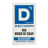 Duke Cannon barra-jabon-extra-grande-frsh-water-citrus brinda limpieza profunda para uso diario.