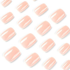 Detalle de acabado nude brillante en uñas Dulyork para estilo sutil.