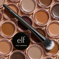 Agarre ergonómico del Pincel Putty Blush Brush de e.l.f. para control preciso