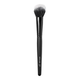 Pincel e.l.f. Putty Blush Brush mostrando uso en fórmulas cremosas para un acabado suave