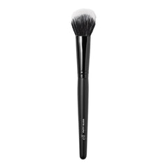 Pincel e.l.f. Putty Blush Brush mostrando uso en fórmulas cremosas para un acabado suave