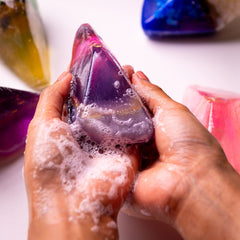 Earth & Home Rock Soap con amatista interior, cristal visible al terminar.