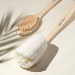 EcoTools mango-bambu-renovable ofrece agarre estable durante el lavado.