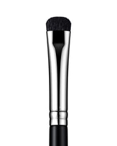Brocha EIGSHOW para difuminado de sombras con curva corta para trazos precisos.
