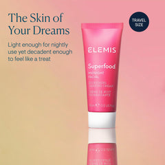 Aplicación en rostro y cuello para una rutina nocturna suave con ELEMIS.