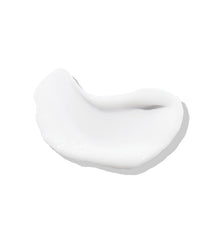 ELEVEN AUSTRALIA crema definidora de rizos durante la aplicación, muestra definición con control suave.