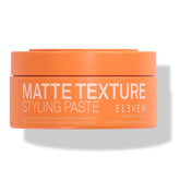 Pasta Textura Mate de ELEVEN AUSTRALIA aplicada al cabello para un aspecto natural.