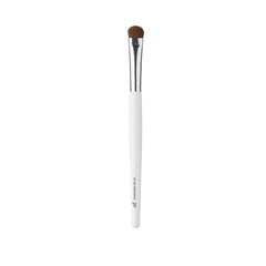 e.l.f. pequeña brocha para sombras de ojos con curva para contorneado suave.