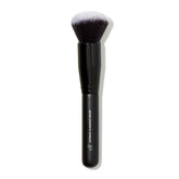 Brocha e.l.f. Ultimate Blending con cabeza domo para cobertura uniforme y suave.