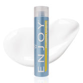 Enjoy Champú Voluminizador: botella visible y cabello con volumen natural.
