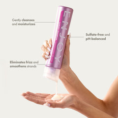 Espuma de Enjoy Luxury Shampoo muestra limpieza suave para cabello rizado.
