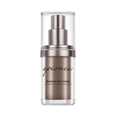 Epionce Renewal Eye Cream muestra aplicación suave en ojos para hidratación delicada.
