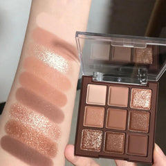 Erinde paleta con texturas mate y metálicas para definición.