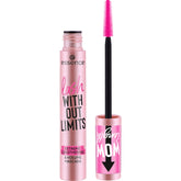 essence Lash Without Limits aplica con cepillo flexible para precisión en pestañas