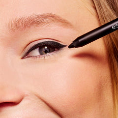 essence Stay & Play Gel Eyeliner: resistente al agua para uso durante todo el día.