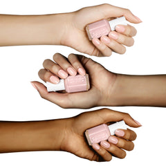 essie mademoiselle muestra color rosa suave para unas uñas pulidas