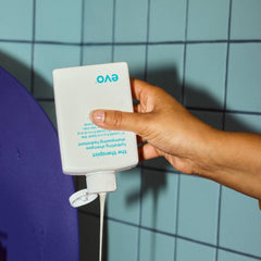 EVO Le Thérapeute Shampoing Hydratant – application facile dans les mains