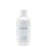 EVOLVh UltraShine muestra la botella del champú hidratante para cabello sedoso y suave.
