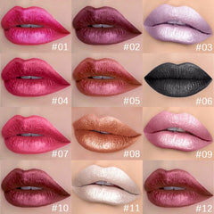 Aplicación suave del brillo labial rosado metalizado en labios