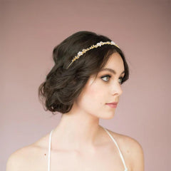 Diadema dorada Exacoo en perfil, brillo y sofisticación para bodas.