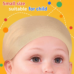 Niño usando gorro Fandamei para peluca con comodidad.