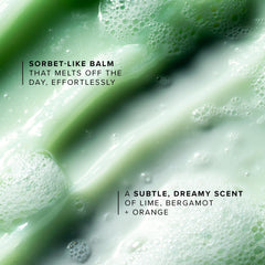 Farmacy Green Clean emulsiona con agua tibia para una textura lechosa.