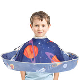 FEBSNOW capa para niños con dibujos animados protege la ropa durante el corte.