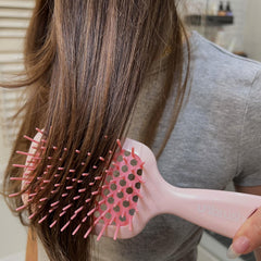 UNbrush para cabello mojado, desenreda sin engancharse y minimiza tirones.