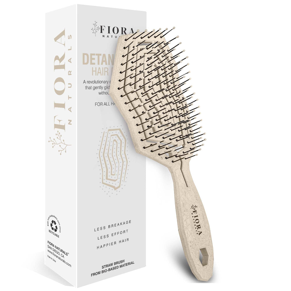 Cepillo desenredante Fiora Naturals deslizándose suave para cabello sin tirones.